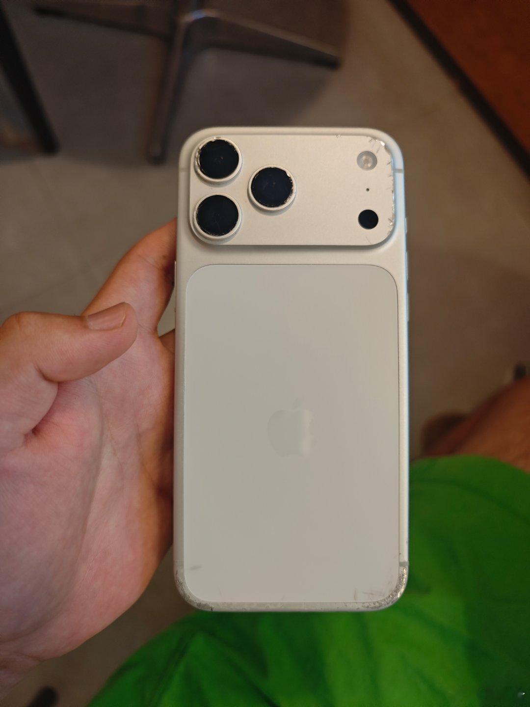 伊拉克战损级的iPhone17pro max 1T，港版。去苹果官方售后定损，就
