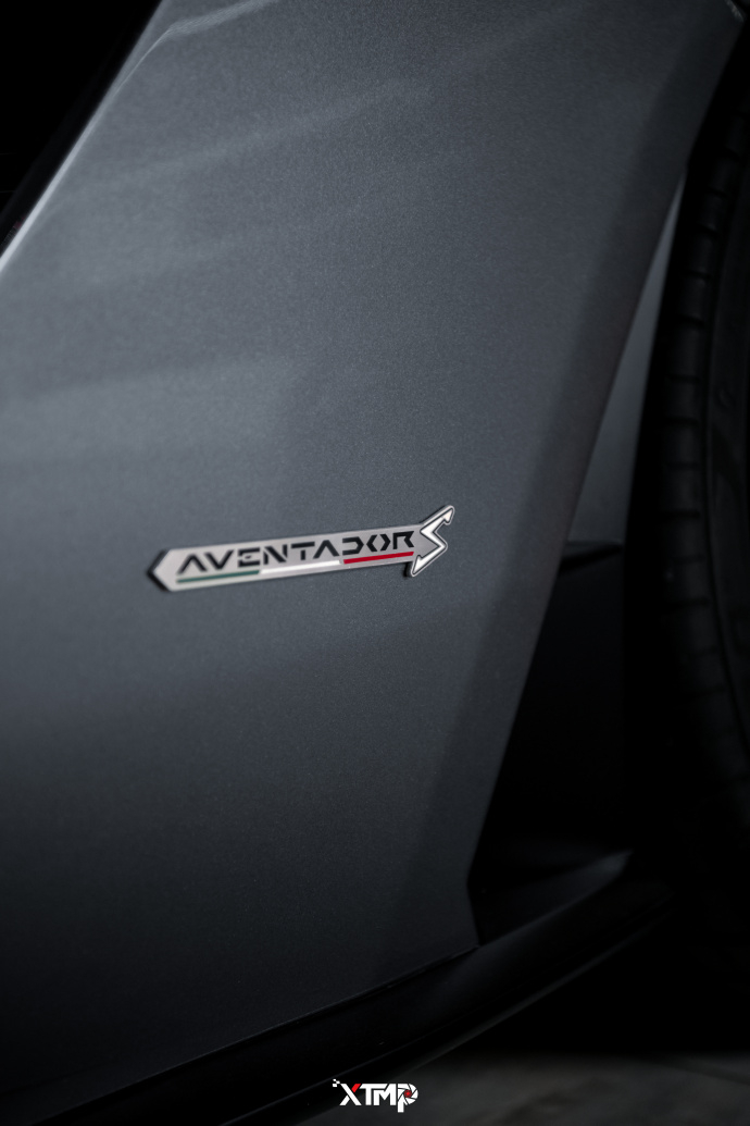 Lamborghini Aventador。 