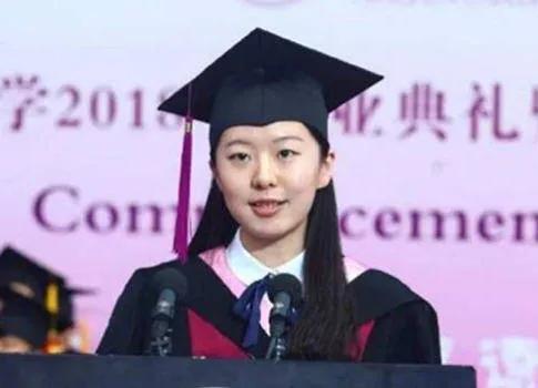 “宁在美国住下水道、洗盘子、捡垃圾，也不回国”，这是曾经14岁的高考神童何碧玉说