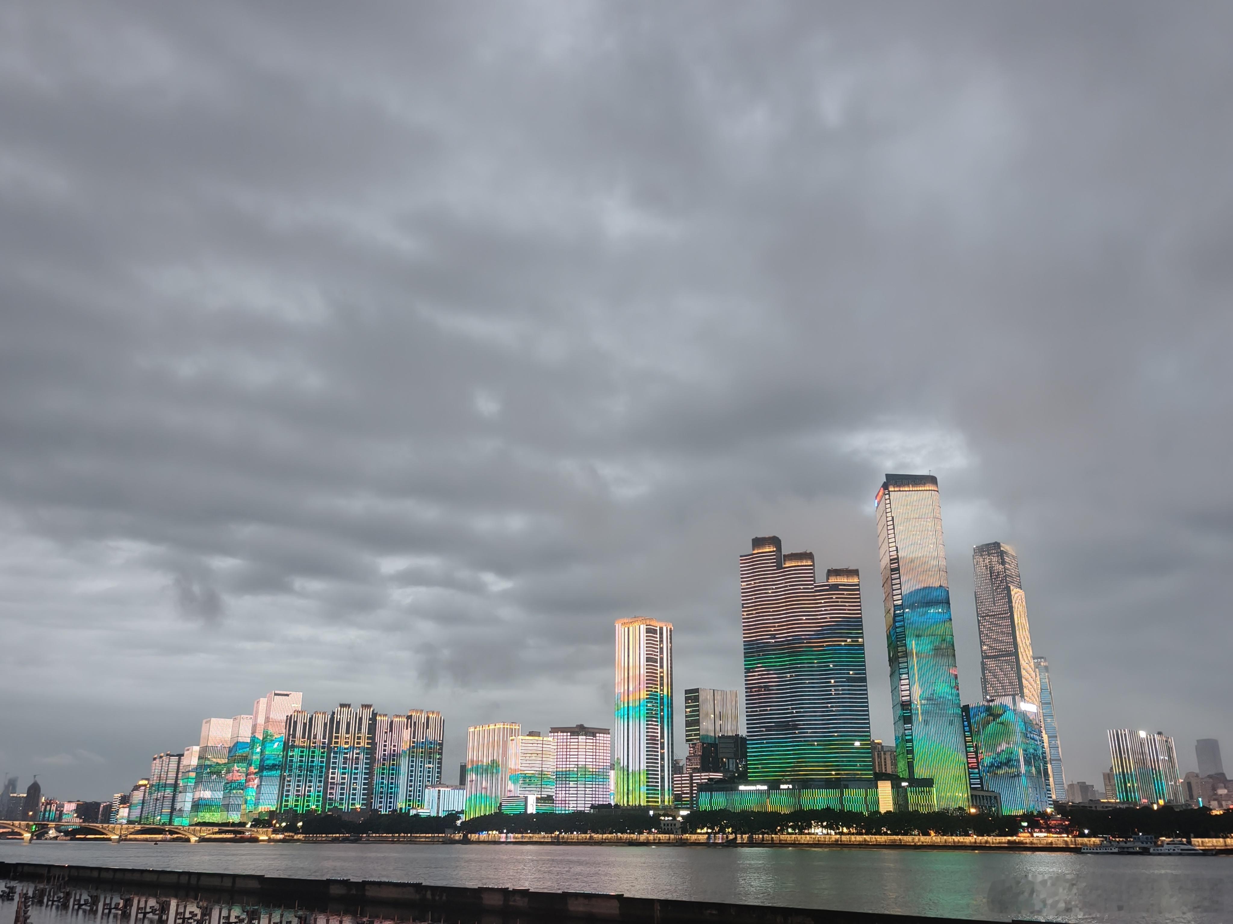 哇撒，19:30湘江两岸准时亮灯，好震撼啊 长沙·杜甫江阁