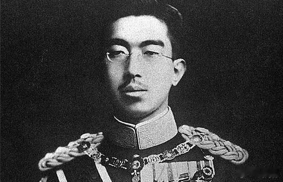 东条英机接受审判时说：“整个日本军队，没有人敢违抗天皇的意志，连出现这种想法都是