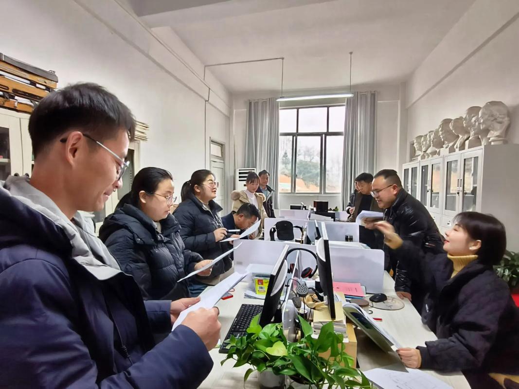人性铁律:
 
1. 永远不要完全相信同事，再友善也只是表面。
2. 熟人介绍的