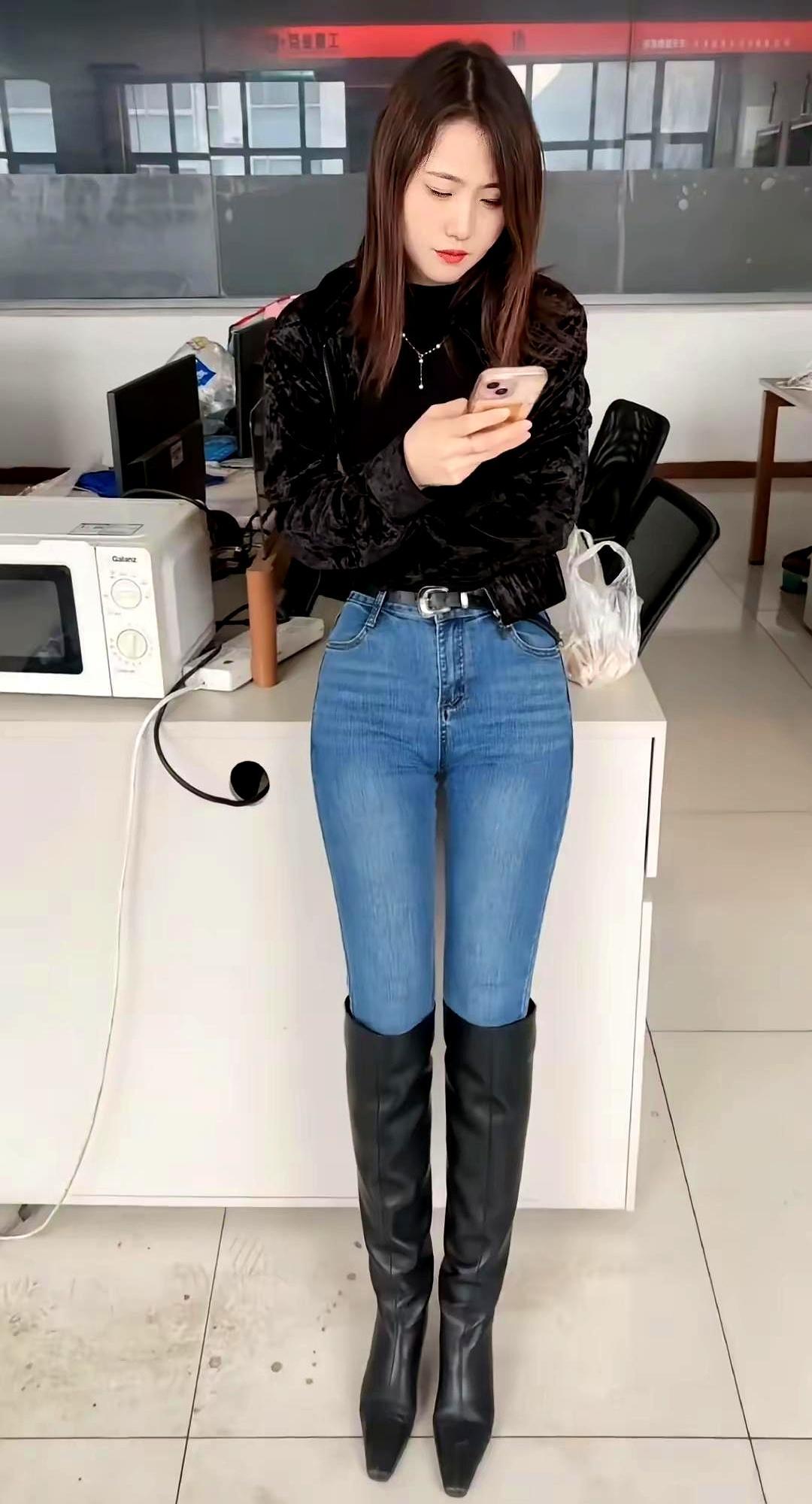 5℃冷风里，我靠黑靴+牛仔裤秒长10cm
 
把直筒裤塞进靴筒，裤脚褶皱刚好盖住