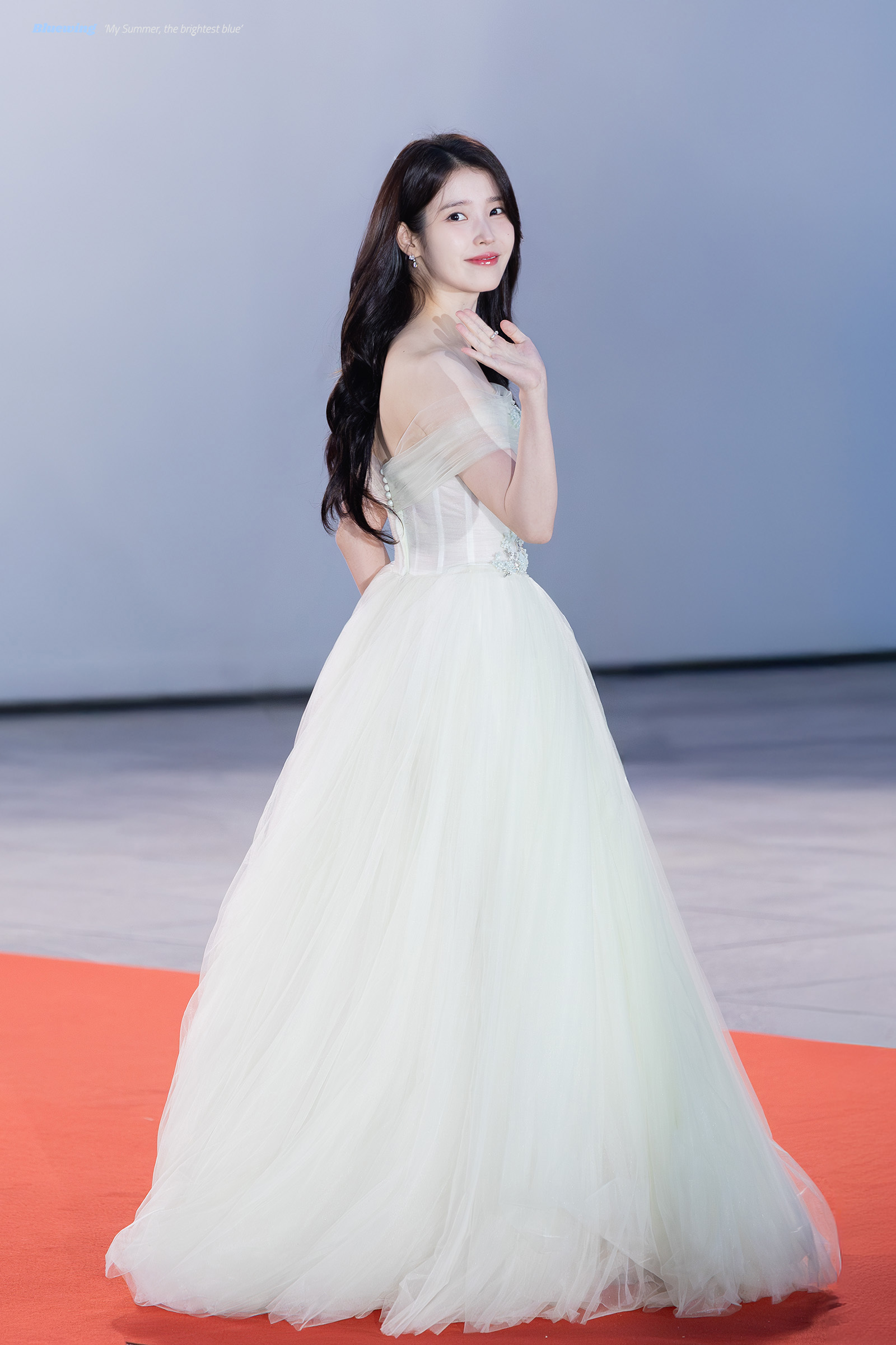 IU[超话]  🐥IU青龙视后 250718 IU青龙电视剧大赏高清饭拍cr.