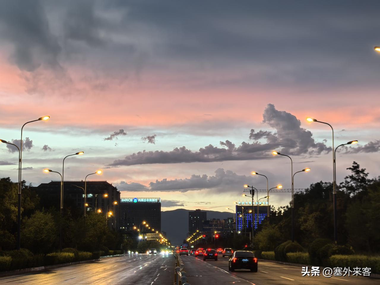 雨后的呼和浩特，空气清新，云霓辉映，光影如梦如幻。与家人信步楼下，拍拍照、聊聊天