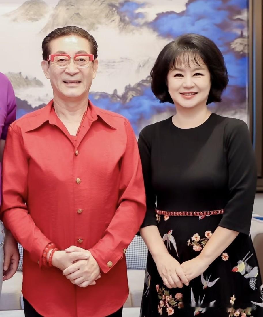 六小龄童与鞠萍同框，两位童年回忆里的艺术家，你最早是看谁的节目长大？