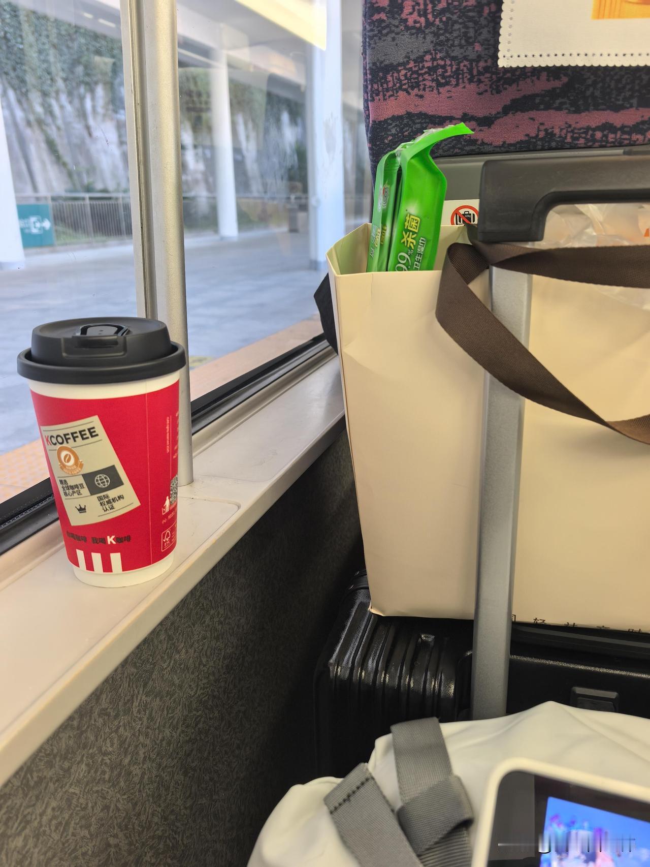 最后一批跑路的不孝女
回家那天我急头白脸吃了一顿寿司郎，提着给留在老家的好友的裕