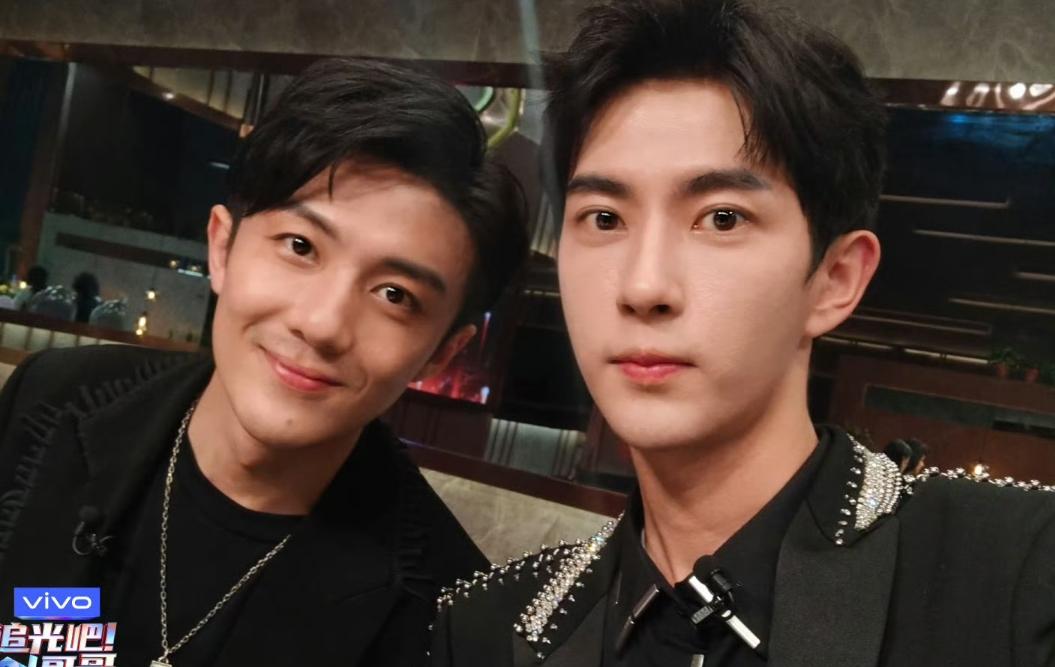 有没有人知道右边这位帅哥是谁啊？
长得白白净净的
浓眉大眼高颜值
看起来是一个很