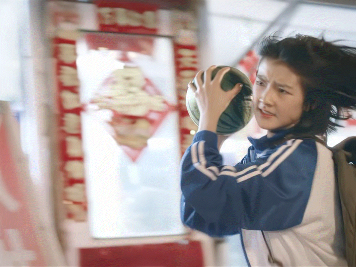 我的意中人会抱着大西瓜来救我 不知道路有多远，夜有多深，但是我的意中人会抱着大西