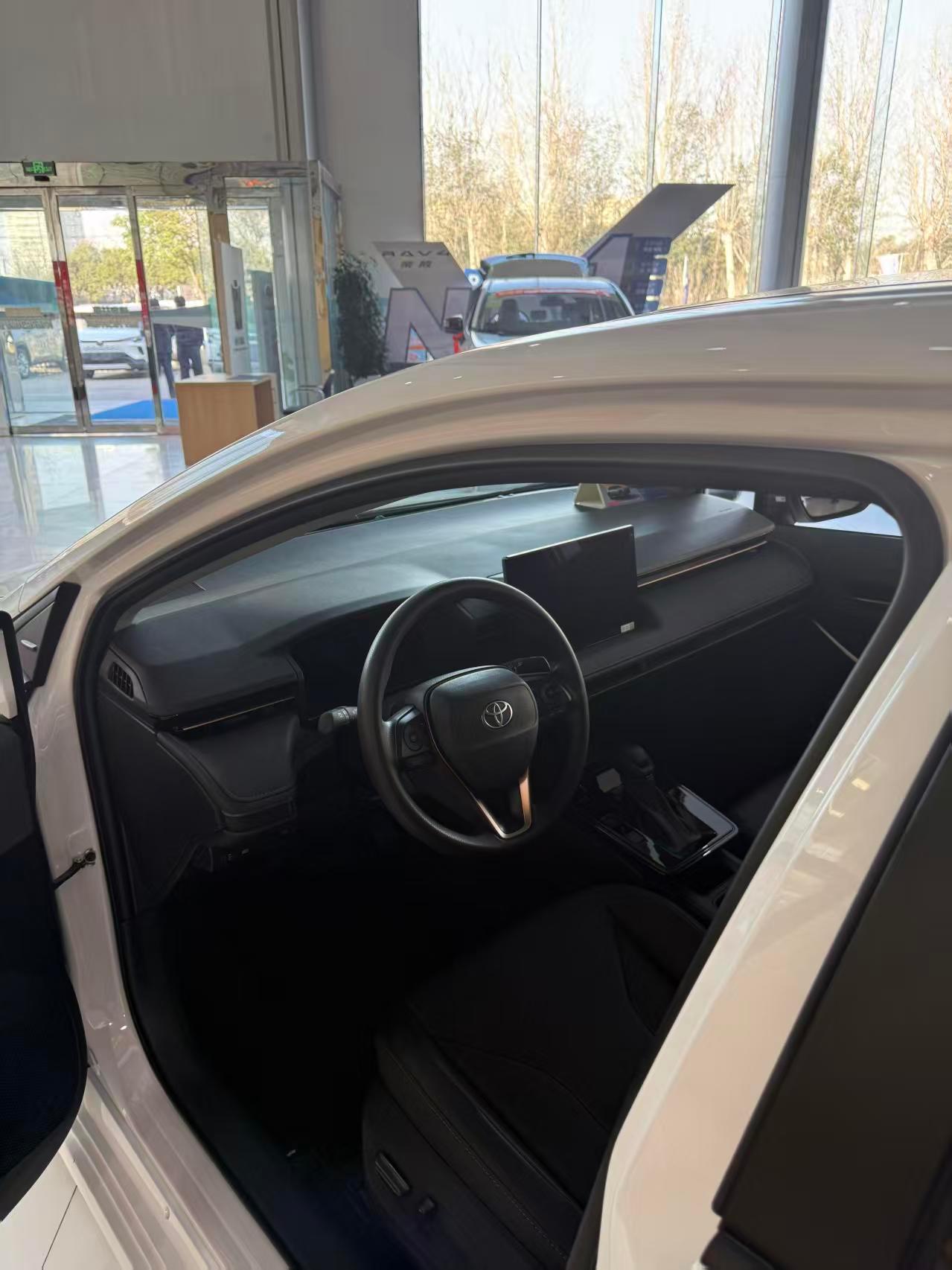 这次主被动安全配置好像更全面了，开起来心里多了一份踏实，家用车图的就是个安稳。 