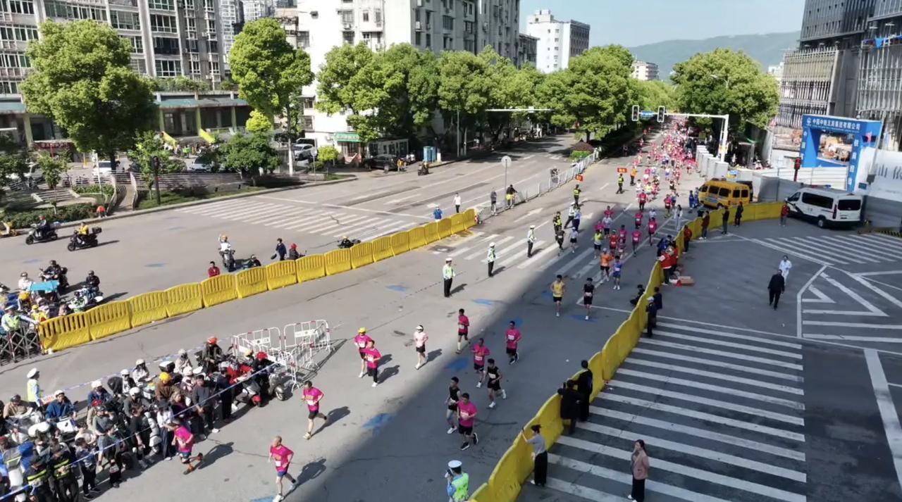4月26日，2026湘江半程马拉松在长沙活力鸣枪开跑。这条串联起湘江沿岸众多知名