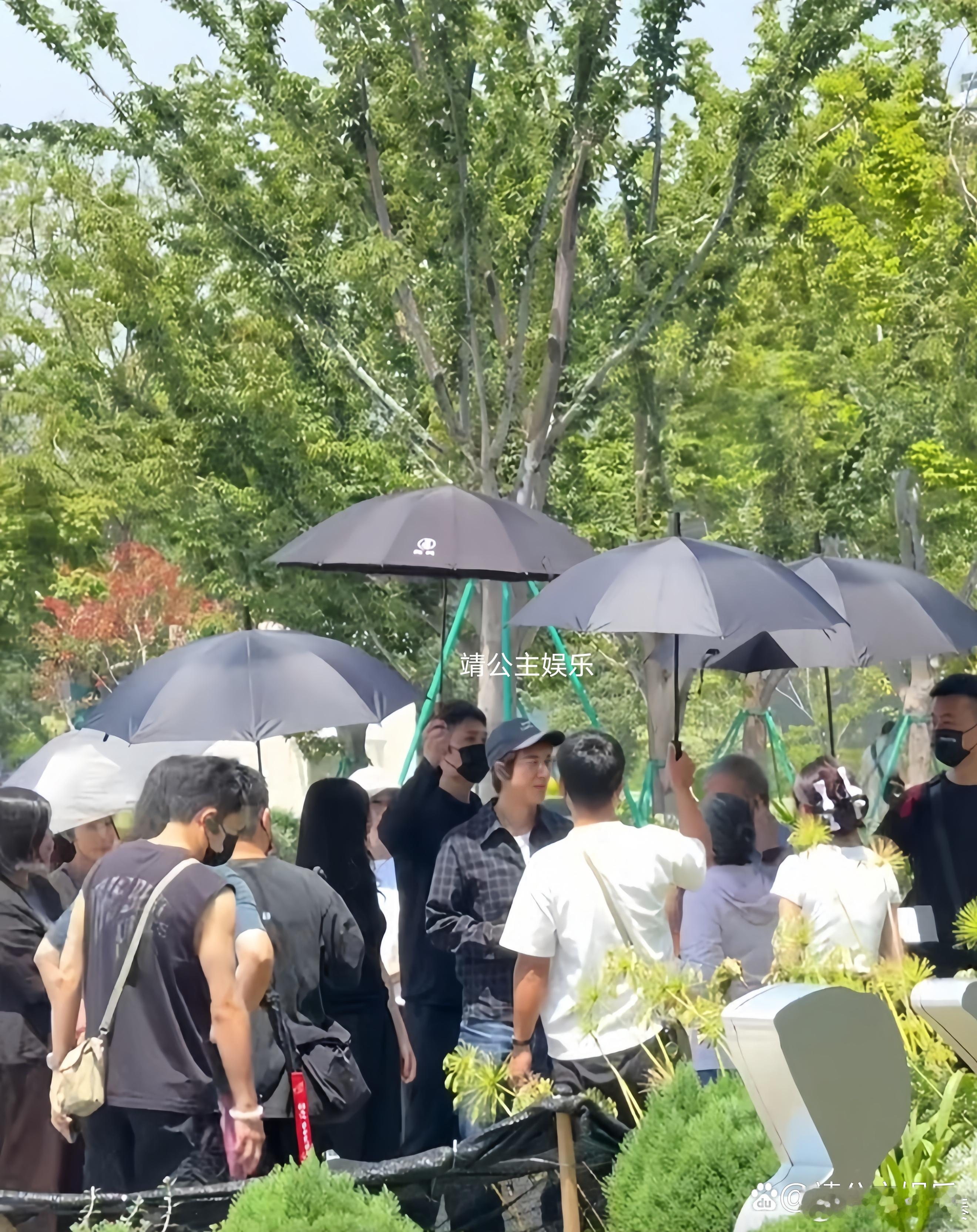 王力宏带父母一起逛苏州美术馆，他身穿黑底格纹茄克配牛仔裤，时尚有型，身姿挺拔，状