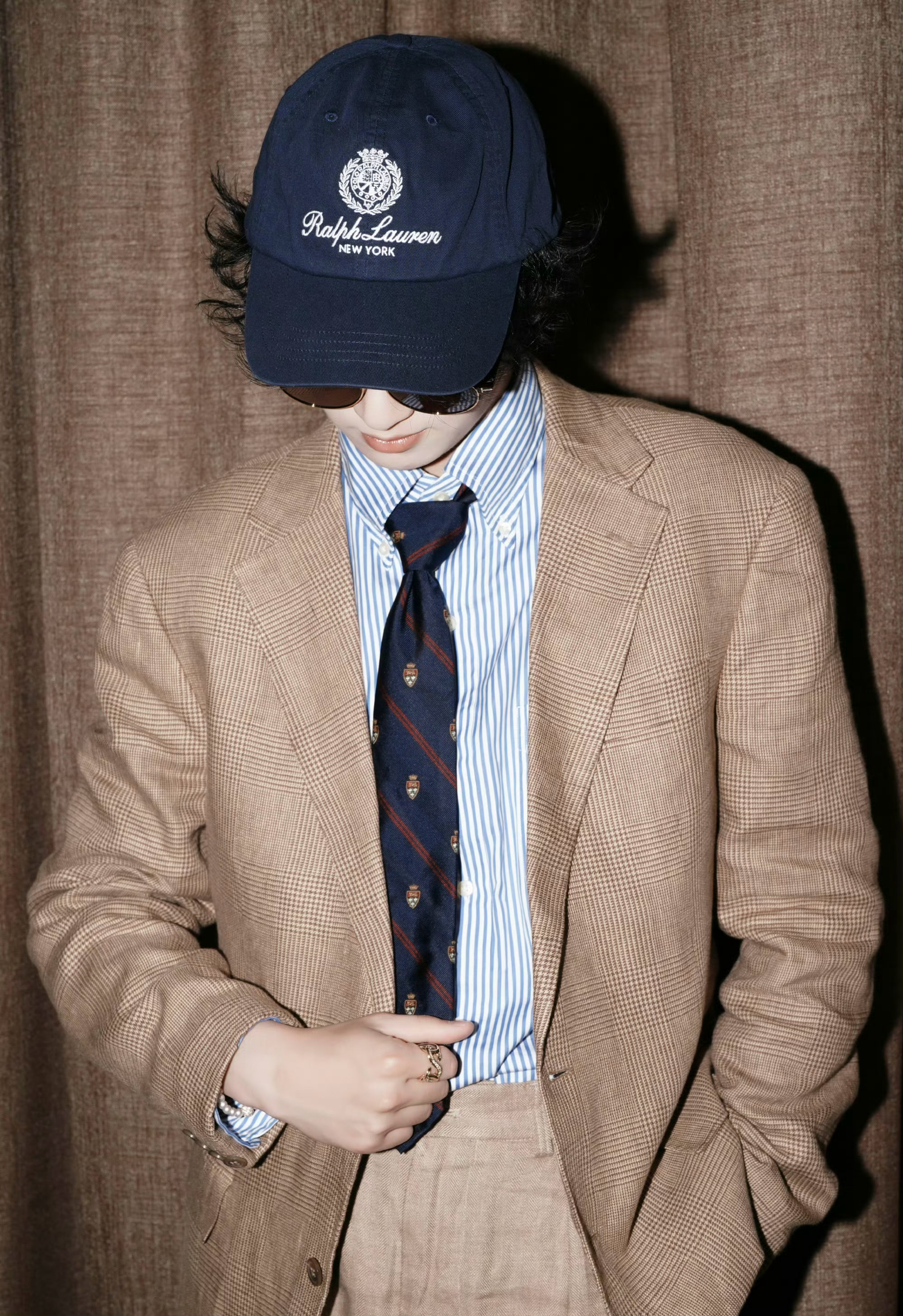 严浩翔  说唱巅峰对决2026造型大片，身穿Ralph Lauren卡其色西服套