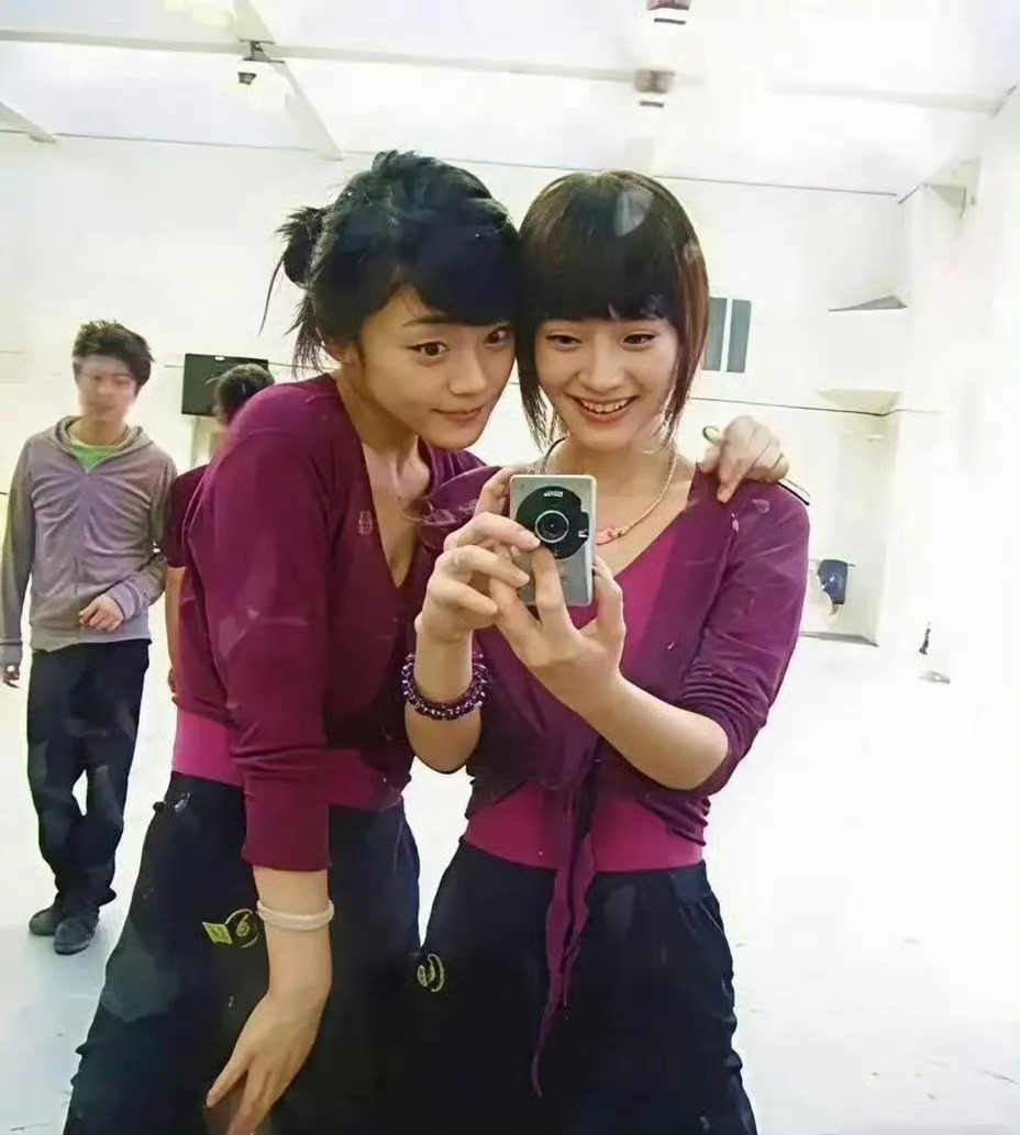 杨幂icon当⁠‏年在‎北⁠影‏上形体课的旧‎‏照，素颜清纯，好青涩啊，很有灵气