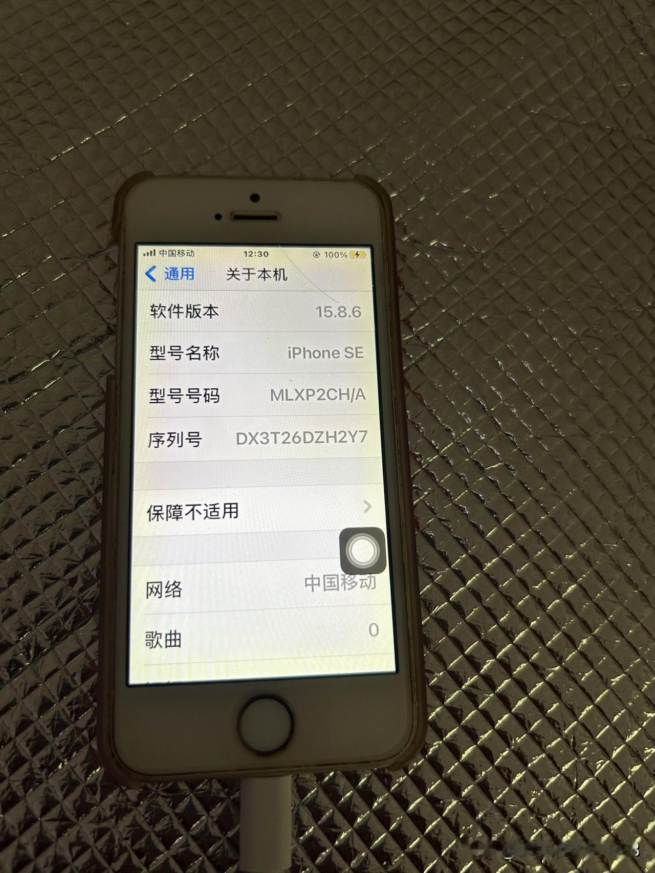 只要手机电池不鼓包，不出现跳电，就不要轻易的换掉你的手机的原装电池。特别是苹果手