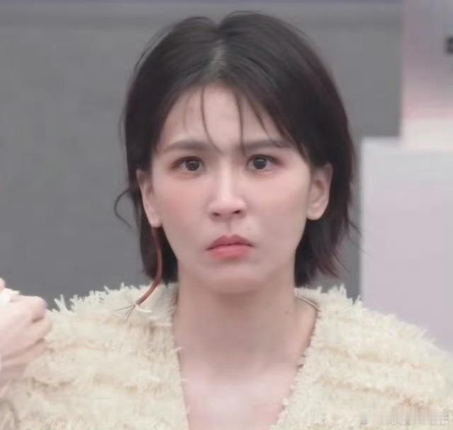 曾沛慈假笑曾沛慈被点名后假笑 曾沛慈被点名后假笑 我被曾沛慈萌到尖叫 