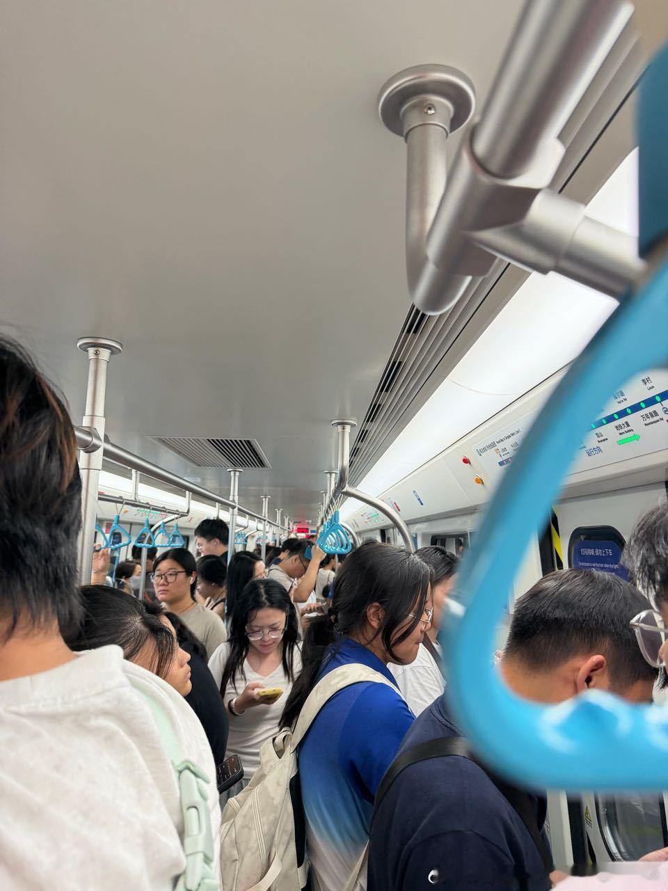 青岛地铁 网友：2026.9.1，周二，18:14，青岛地铁3号线延安三路-五四