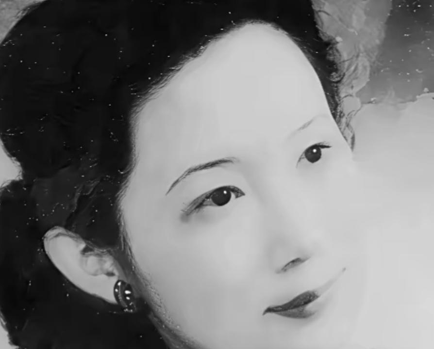 1920年代的云南，唐继尧的四妹唐芸赓眼光贼毒，嫌龙云个矮，嫌卢汉脸黑，偏就迷上