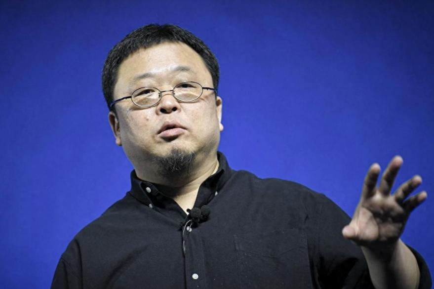 说一个特别扎心的真相:
老罗这辈子，
其实就错了一步。他本是个“顶级的内容创作者