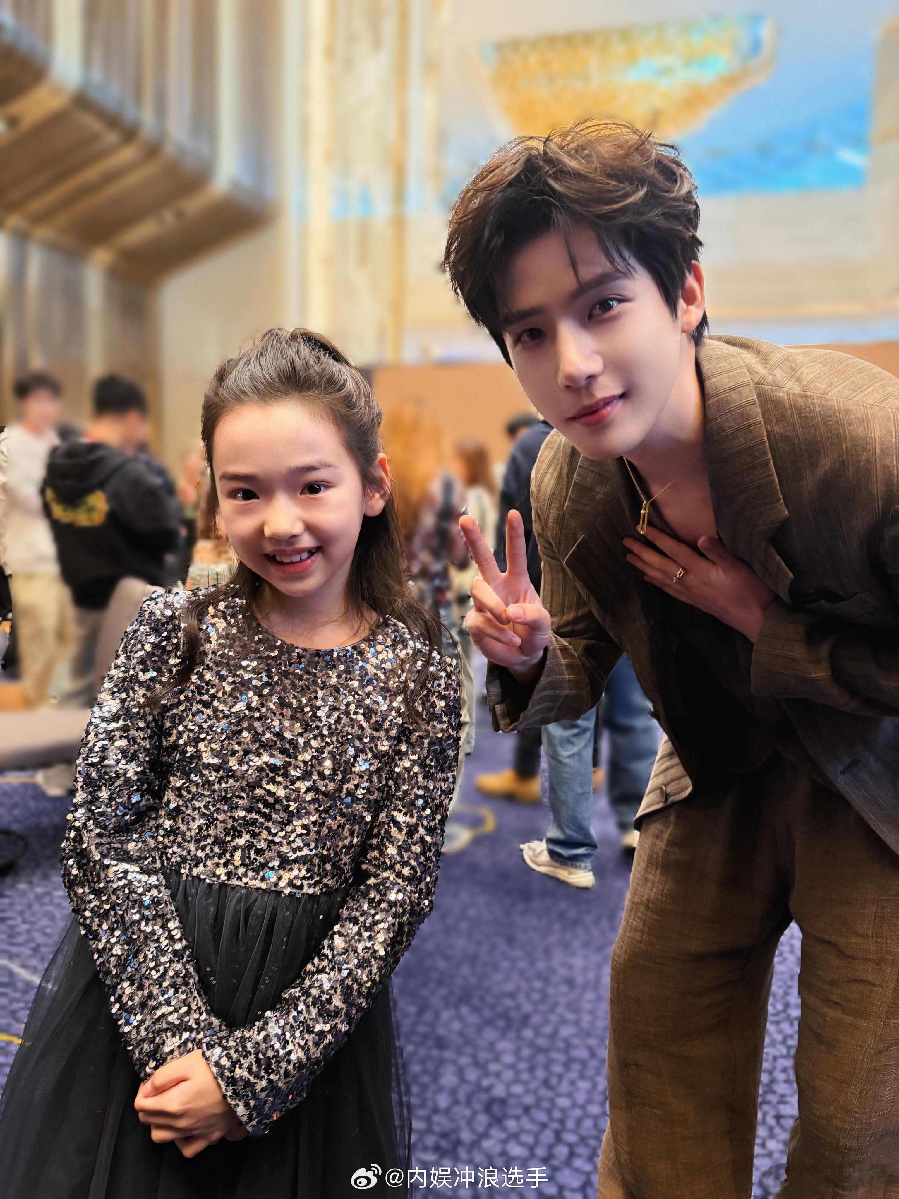 王安宇跟小酒窝合照时捂胸王安宇跟小酒窝合照时捂住深V 多此一举哈哈哈哈 