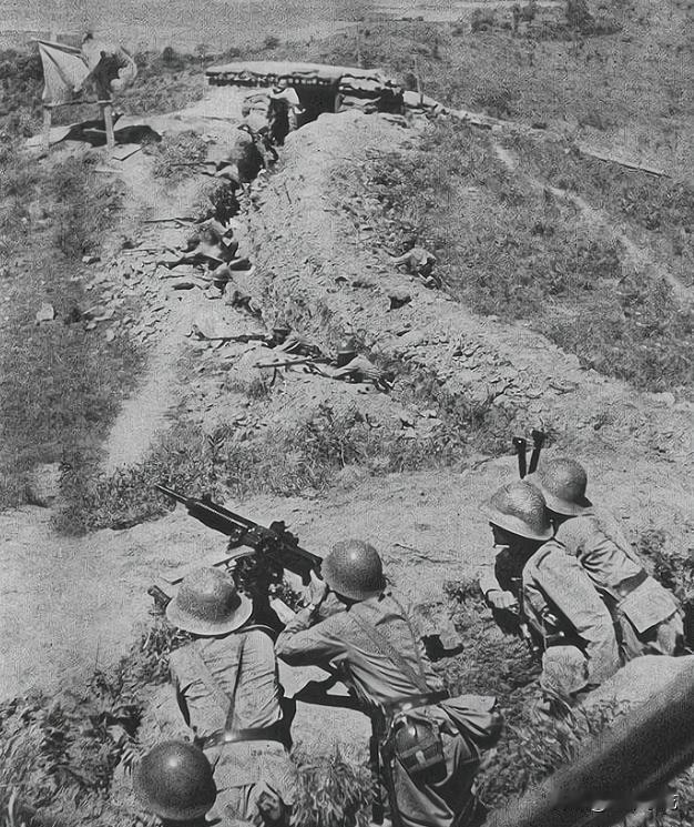 1944年松山战役终落下帷幕，日军尽数覆灭，副军长李弥独坐山石落泪，整片阵地一片
