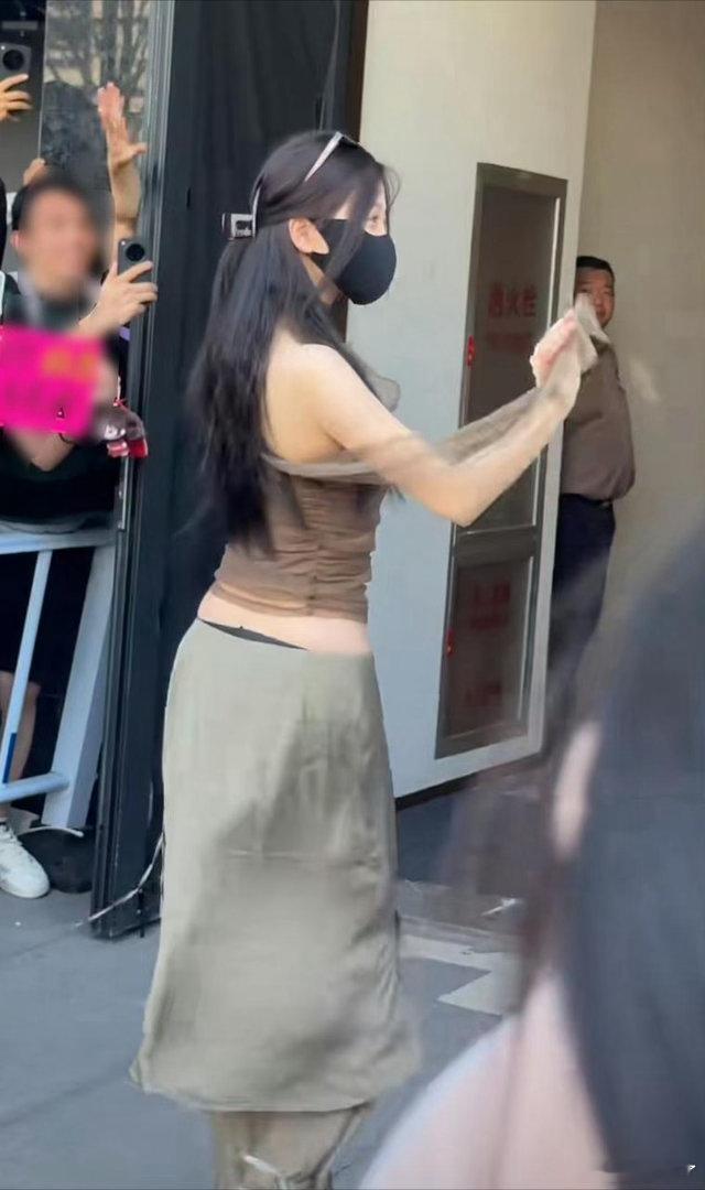 虞书欣 全世界正数第一会穿搭额额额，自娱自乐营销啊