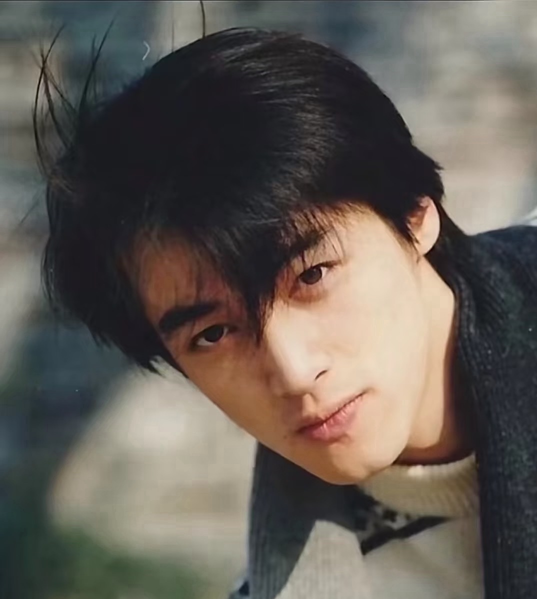 胡歌高中长这样 不多人追才怪胡歌早期就是青涩花美男，长发也无法遮盖住的帅气！ 