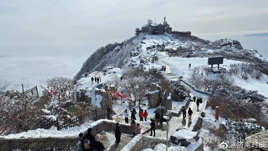 【#雪后泰山每一帧都美得像壁纸#】雪后初霁的泰山，银装素裹，云海翻腾，呈现出一幅