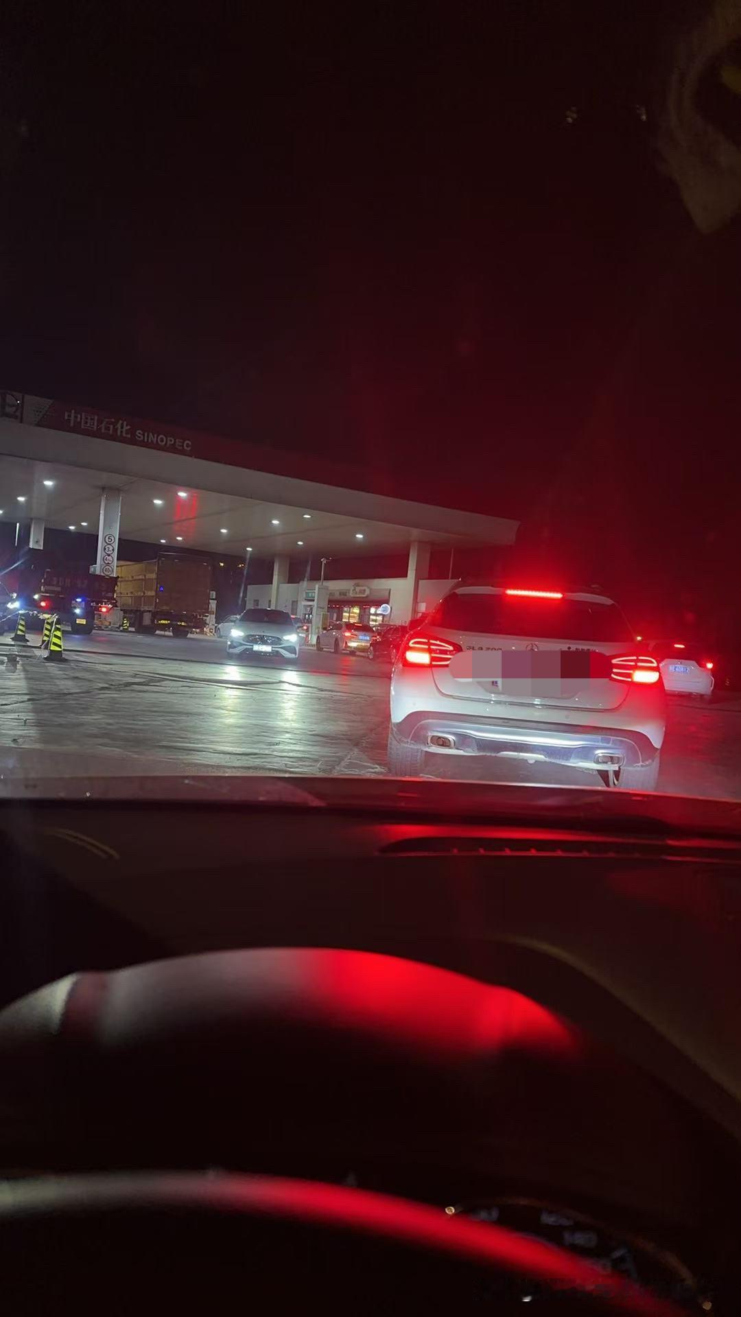 今晚的油车车主瞬间不淡定了，满屏的朋友圈不是在排队加油就是在加油的路上。所以说世