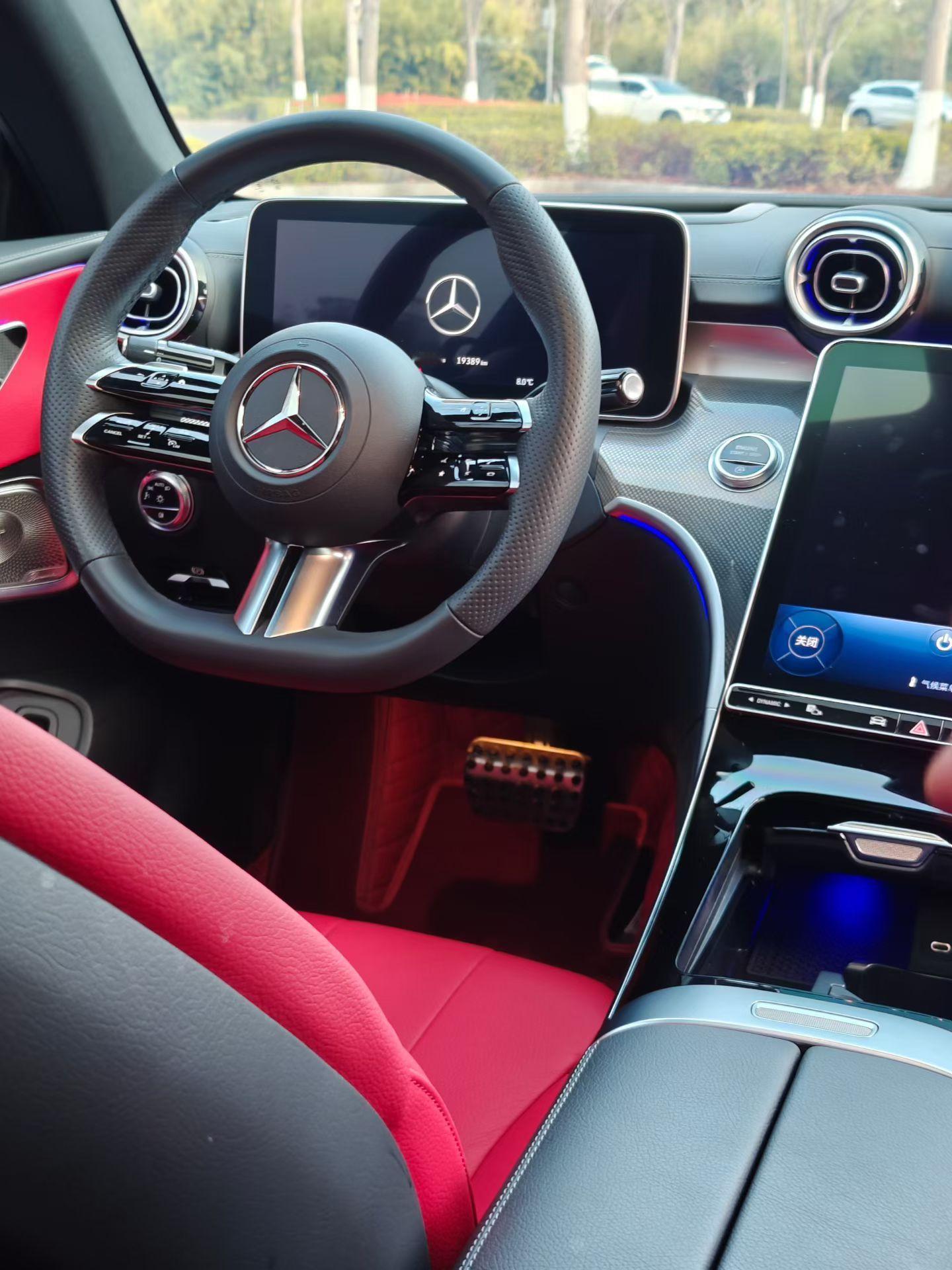 奔驰cle300  白外红内有没有发现奔驰的车型里红色内饰用的少，反而宝马倒是比