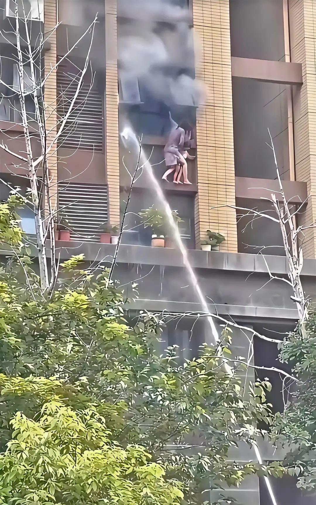 连云港火灾救之后这位曾经的消防员给出的建议：“根据图中现场情况，使用拉梯挂钩梯快