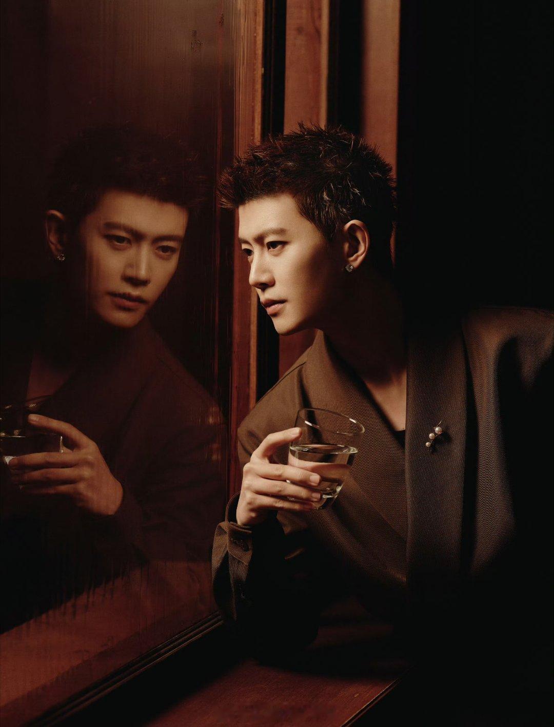 任嘉伦  风帆➕嘉夜任嘉伦，一位实力派演员，凭借在影视剧中的出色表现，赢得了众多
