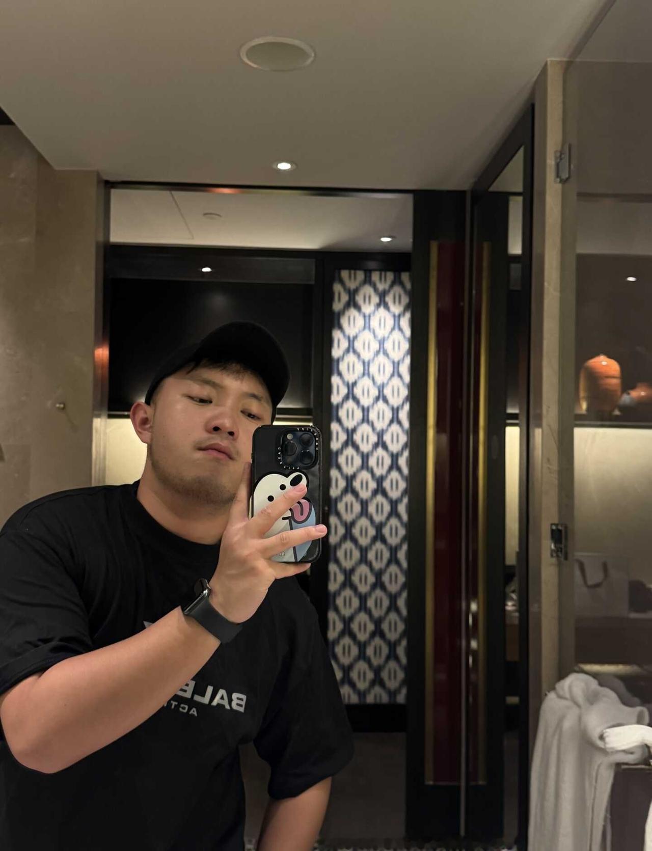 上海什么时候可以不下雨🫪
黑皮 ootd 怼着镜子拍 每天都在下雨