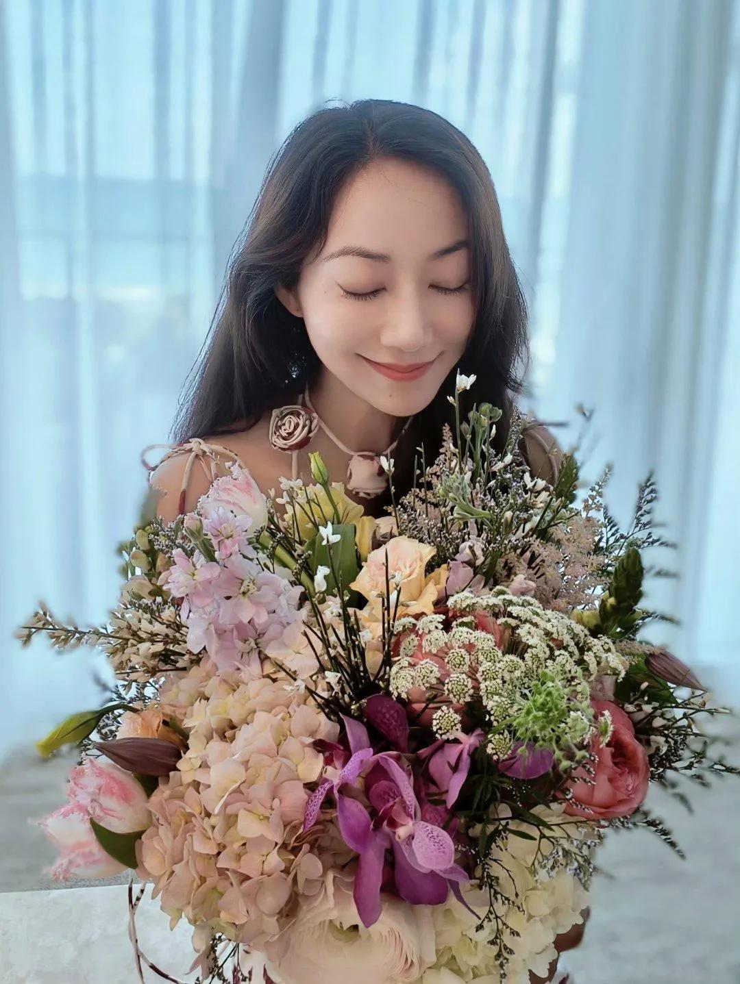 韩雪身穿印花吊带长裙，好美好浪漫，完美展现女神气质！