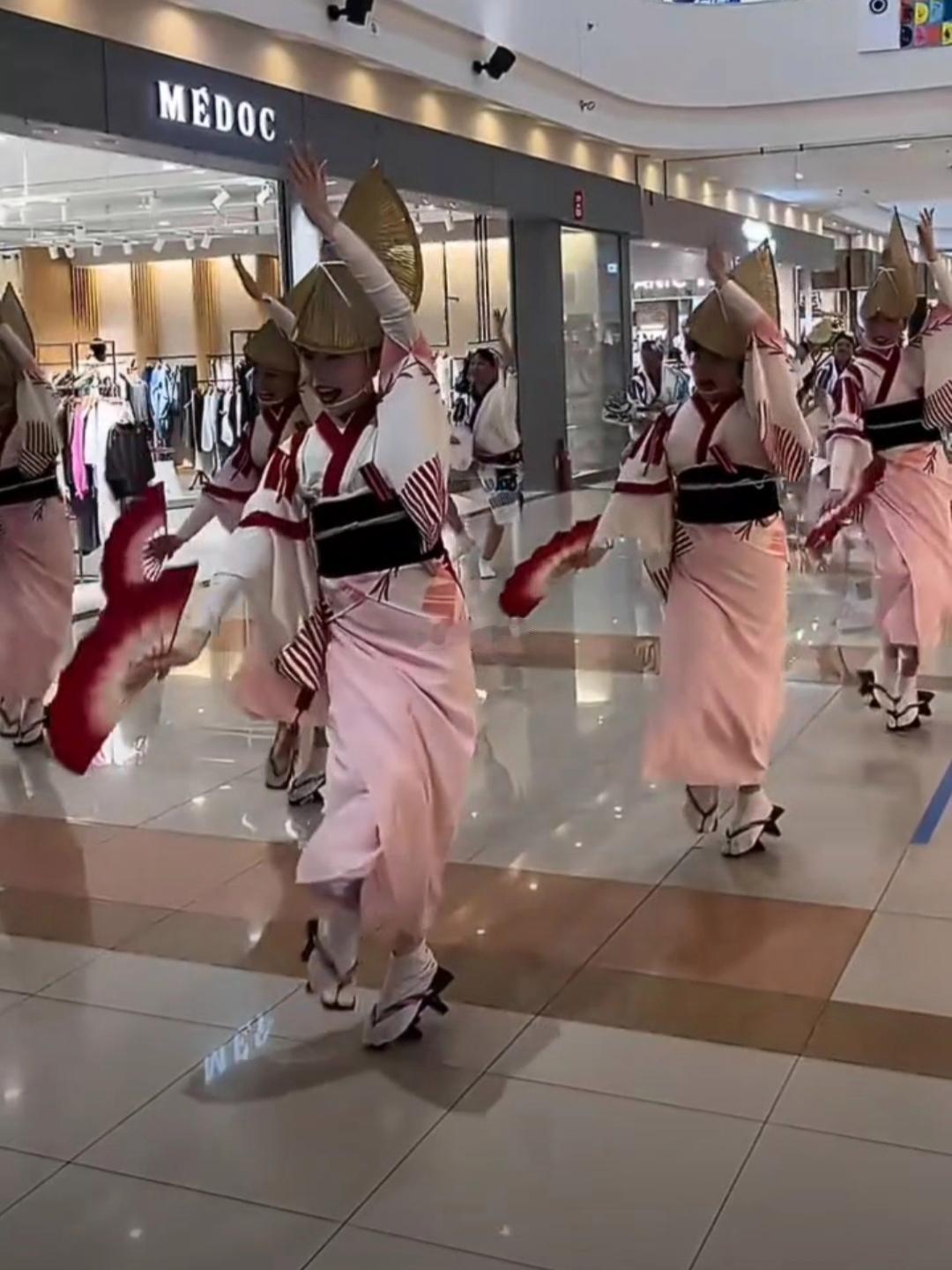 这不会是国内的商场吧 