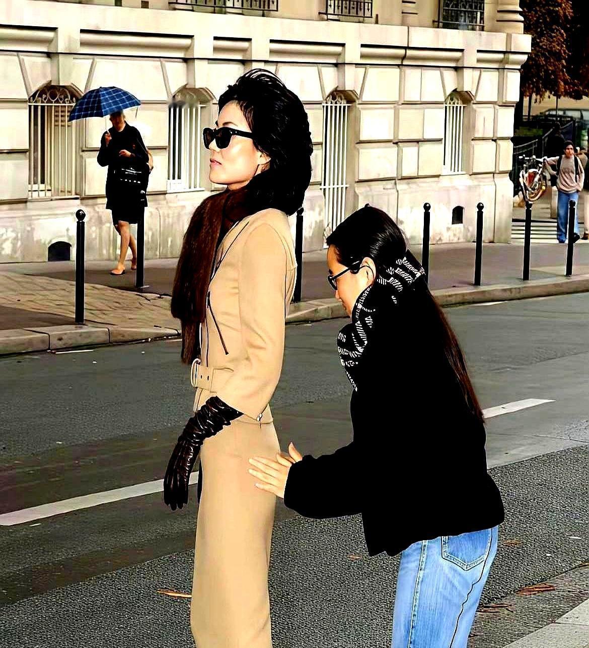 袜子套牛仔裤？
被笑土味二十年。
Miu Miu 秀场上，模特脚踝堆叠的针织袜赤