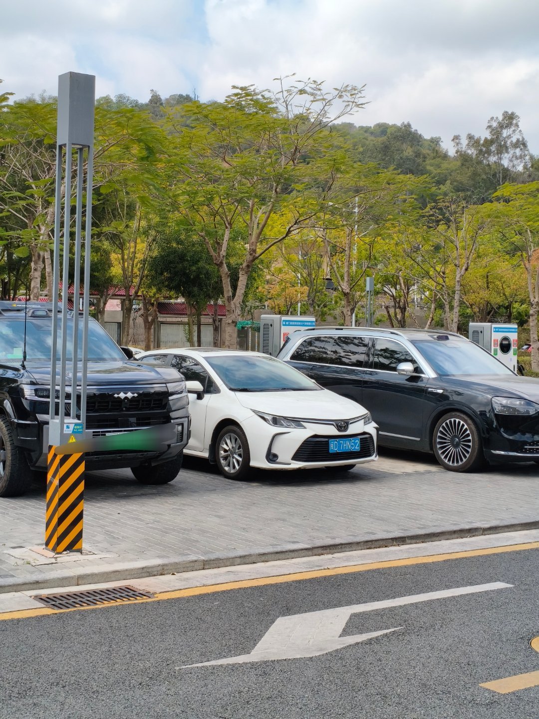 有些合资车主的素质也是可见一斑啊，大家都在充电，车位紧张情况下它还硬要占一个车位