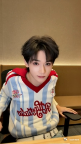 余宇涵年会中了一等奖 余宇涵年会拿下一等奖，这好运简直让人惊叹！就像他在舞台上总