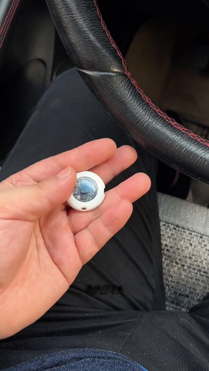 老婆在我车里放了这个，知道真相后我哭了。
非常感动，我在车里找到这一个东西，网上