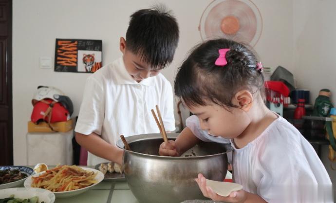 #孩子每天会吃进多少人工色素#糖果，辣条，饼干，果冻……各种各样孩子爱吃的零食，