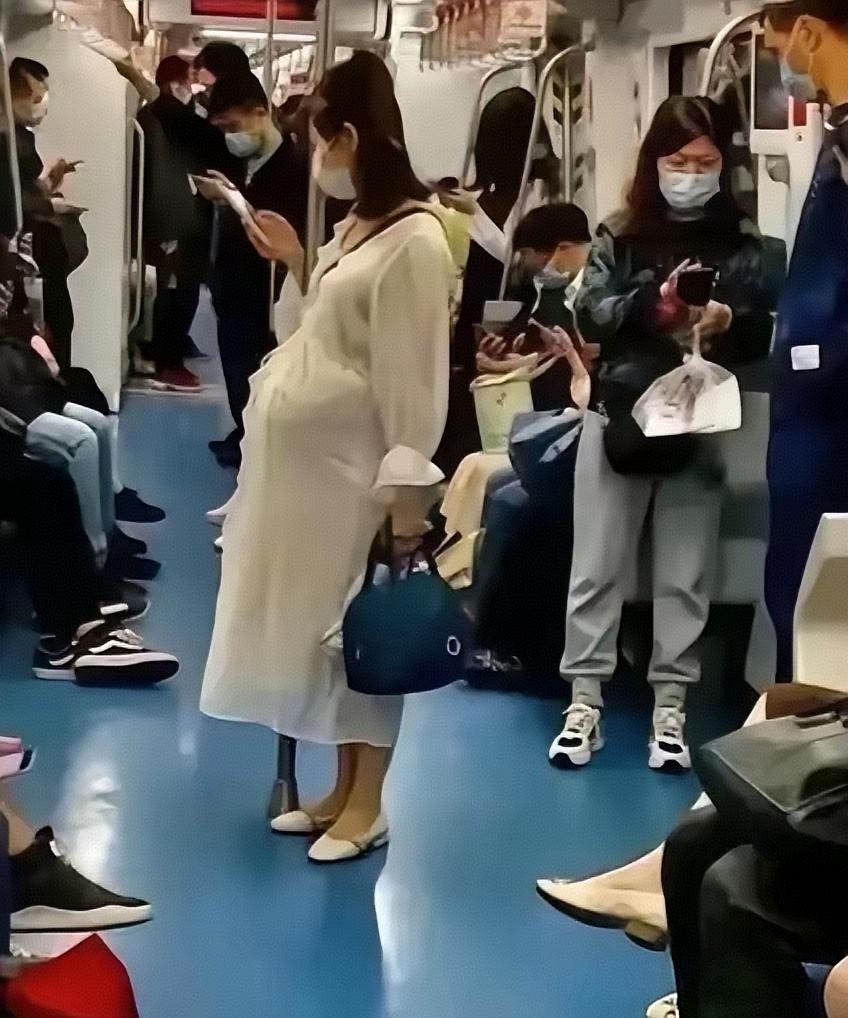 上海地铁晚高峰，一个怀孕26周的孕妇，一句话，让满车厢乘客羞愧到抬不起头。
 
