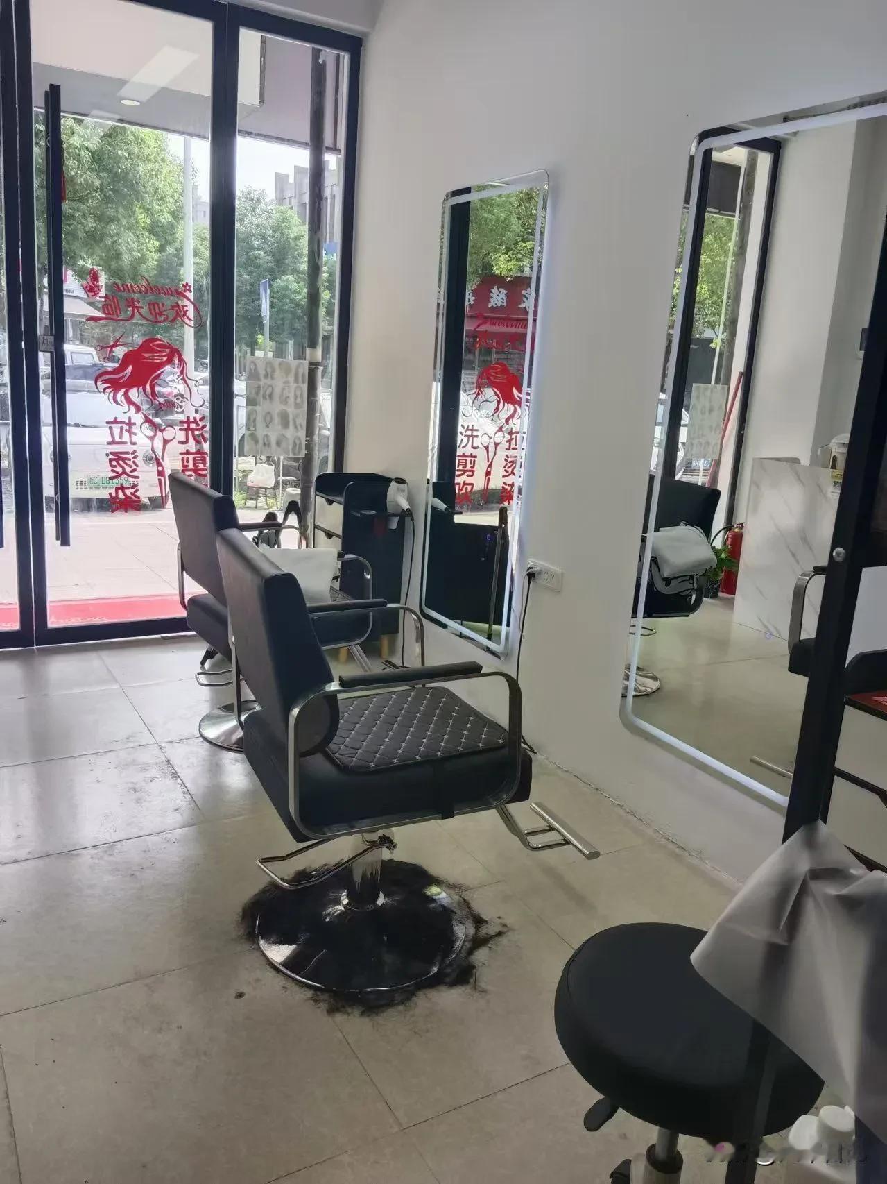 今年很多理发店关门倒闭！到底是什么原因？答案你想不到
 
走在街上不难发现，不少