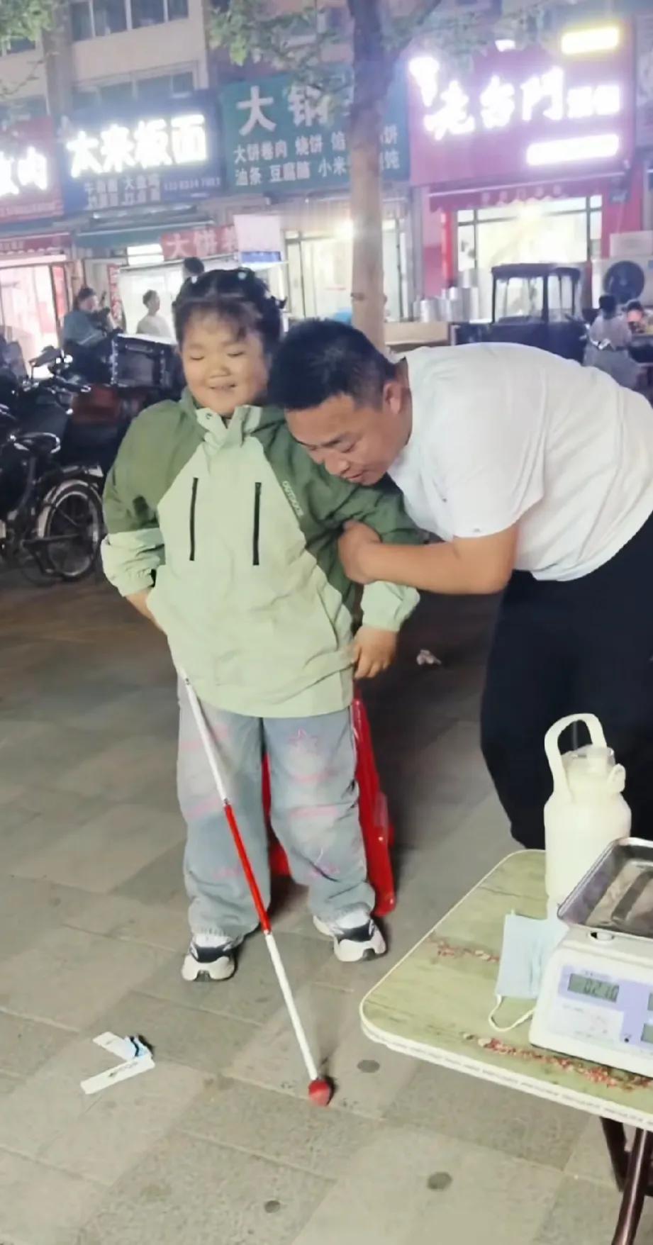 八零后的单亲爸爸强子，用伟大的父亲扛起了，女儿因脑瘤先后两次开颅手术。尽管病情控