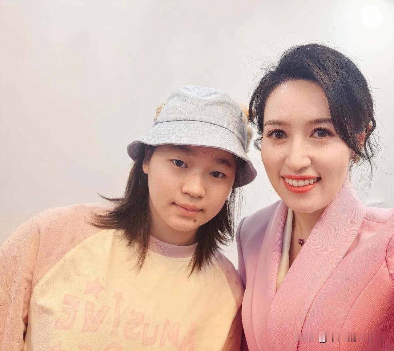 1月19日，主持人迟爱芳更新动态，并配文“暨大宝藏苏炳添、全红婵、刘景扬、谢思埸