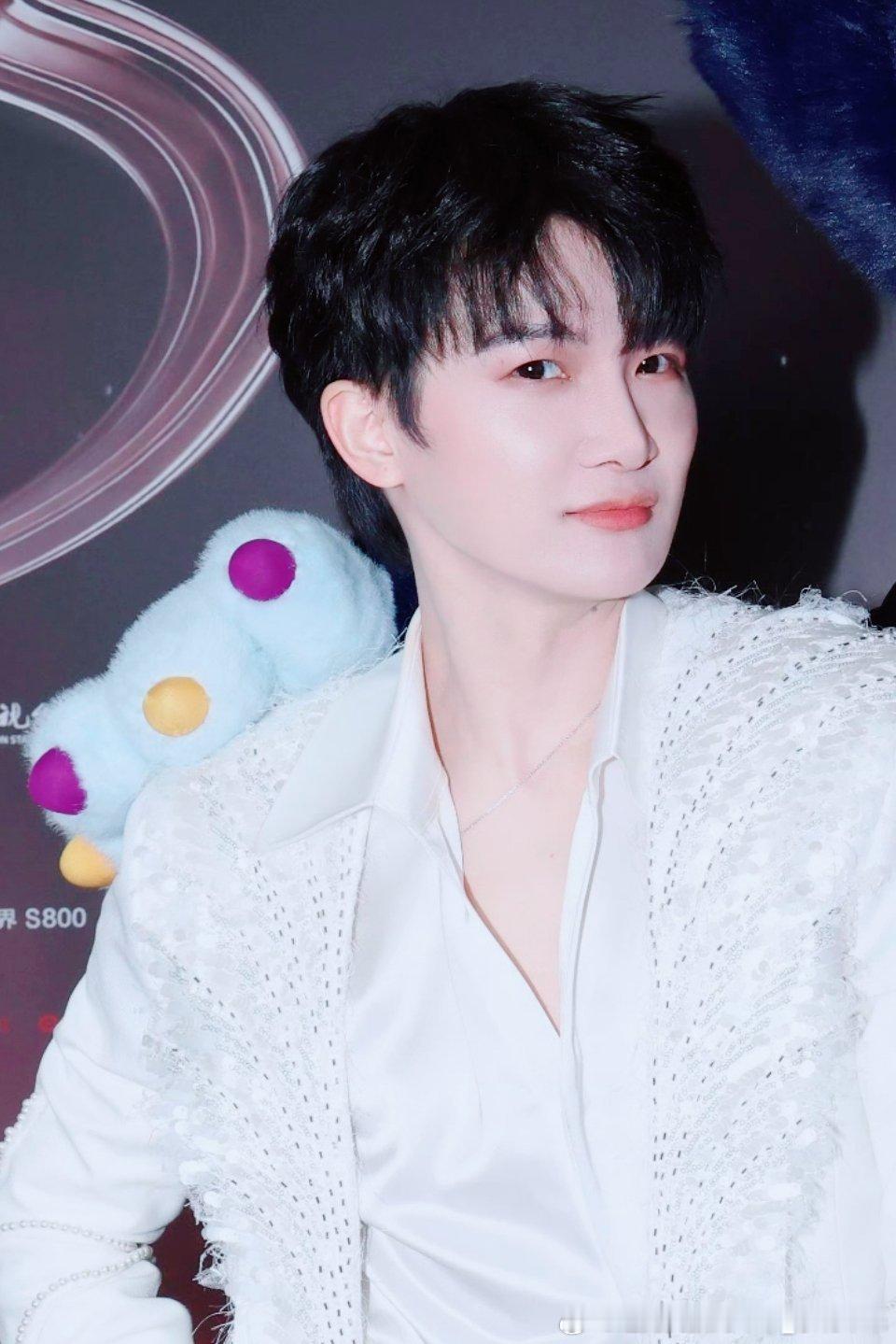 周深周深在辽宁脑瓜子嗡嗡的周深辽宁春晚唱雪花 太帅了 