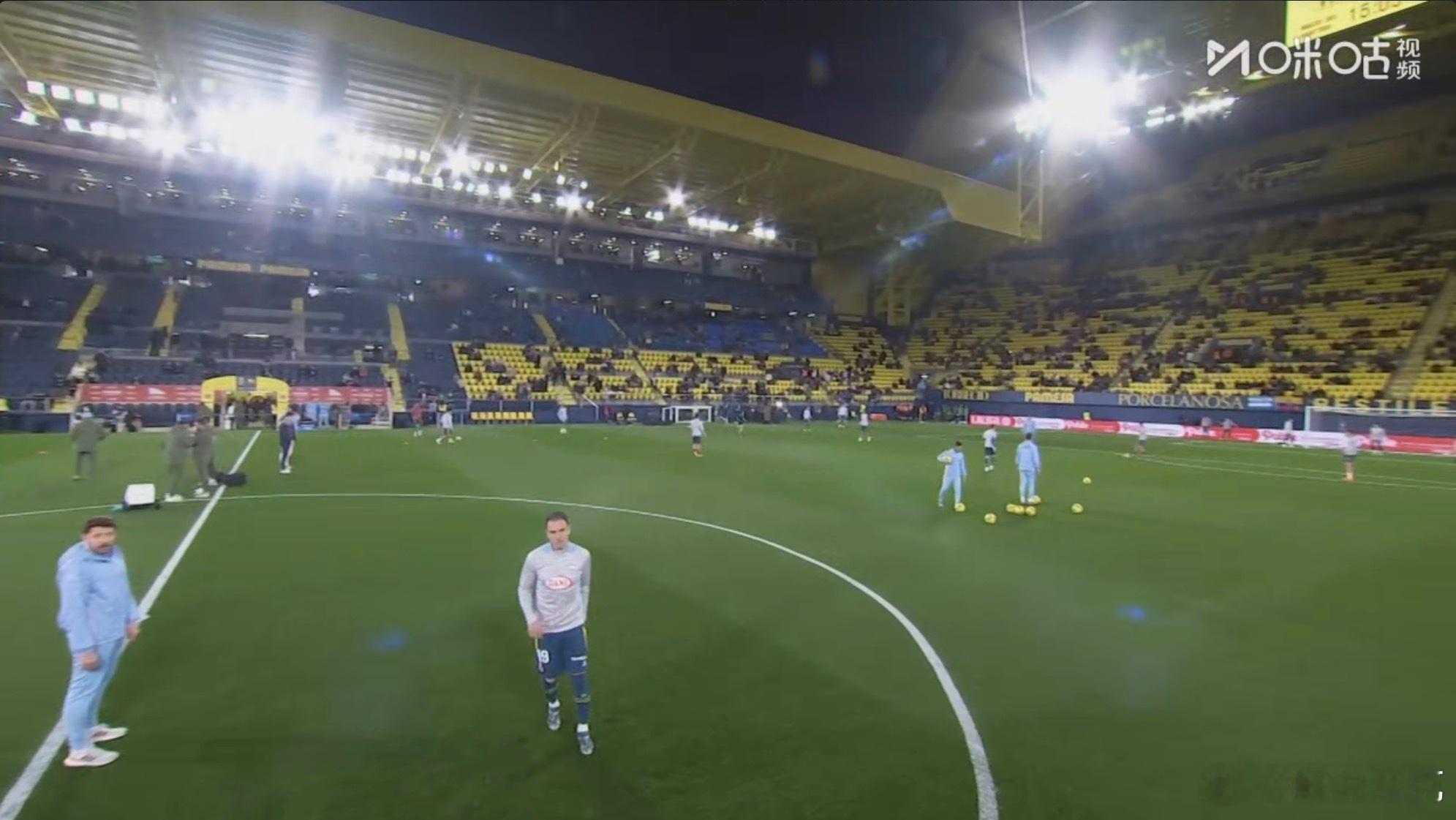 很久不看西甲直播啦，但是半夜醒来一直看冬奥会和情歌球场的看台密密麻麻的一堆，一下