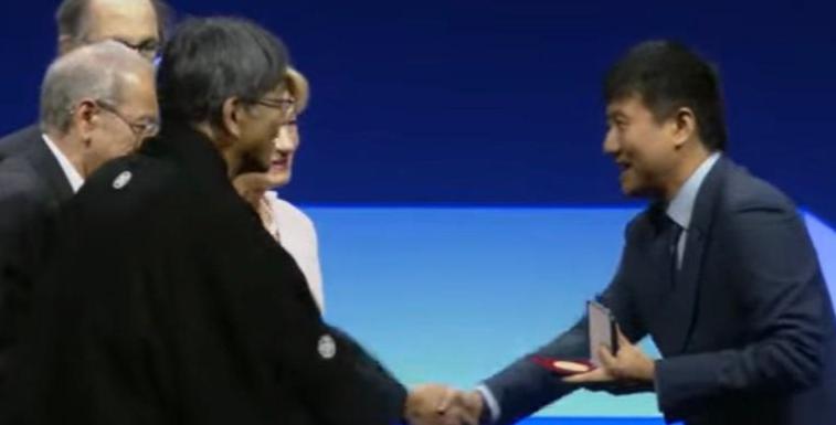 出来了，2026年菲尔兹奖第一个获奖者是中国数学家：邓煜！这是第一个中国籍的数学