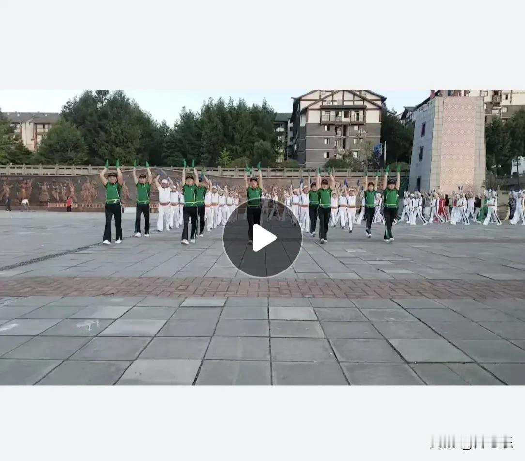绿黑领操，白衣列阵——黄水广场的清晨序曲

前两排站定的，是齐刷刷“上绿下黑”领