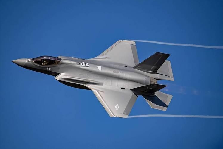 委内瑞拉上空还没完全安静下来，美国就把F-35A甩进了加勒比海。

十架隐身机前