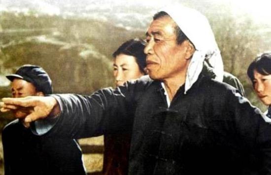 农民陈永贵当上副总理之后，坚持不要女服务员，说：年轻的不方便，年老的不合适，只好